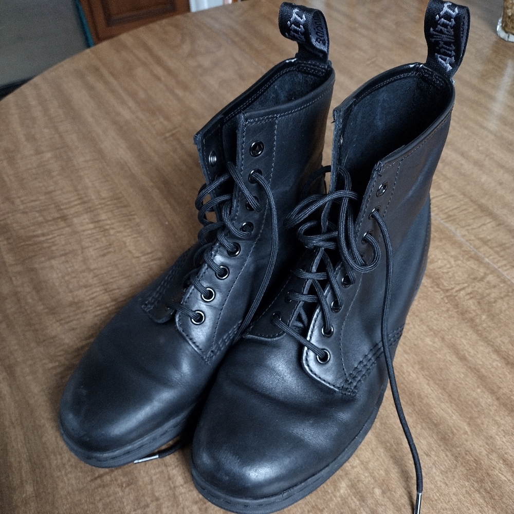 Dr Martens Newton Airwalk women's size 9 (large fit)  Super soft leather!